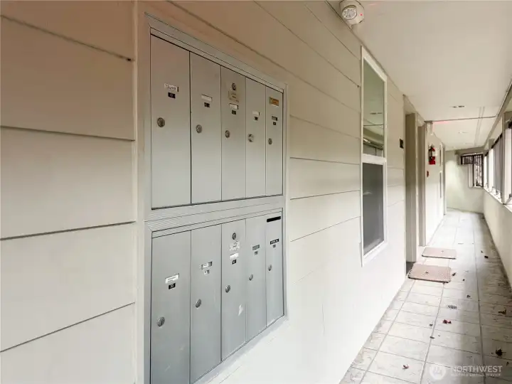 Lobby Entrance & Mailbox