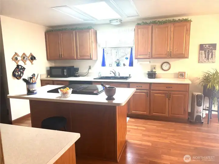 Large open kitchen with lots of cabinets