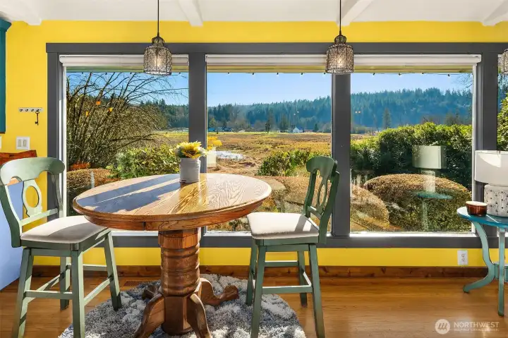 Good Morning Sunshine! Spectacular views of the valley and all the wildlife from your kitchen table