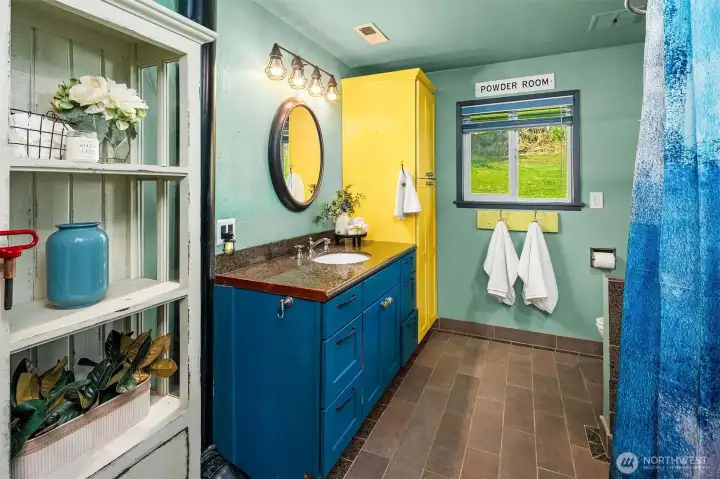 Main bathroom with tub/shower