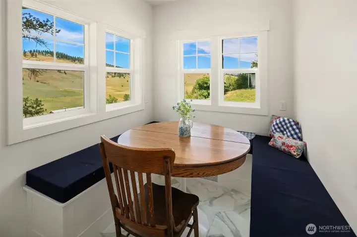 Dining area, eating nook. This is where you will spend most of your time, just watching eagles fly by and taking in the majestic views of the valley and surrounding hills, they go on and on...