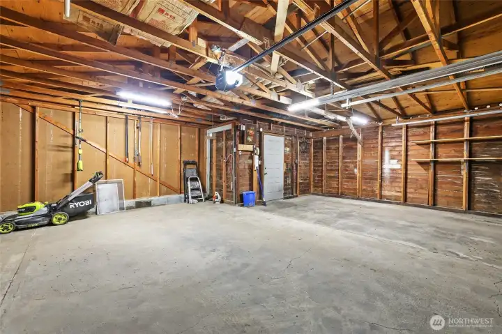 HUGE shop/garage for all your storage needs