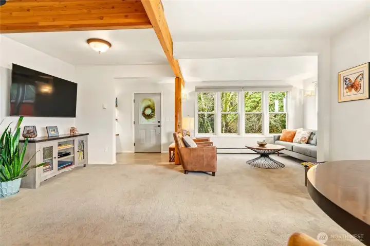 Open beams welcome you in the front door