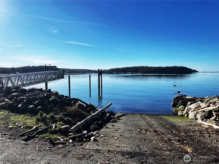 Public dock launch ramp