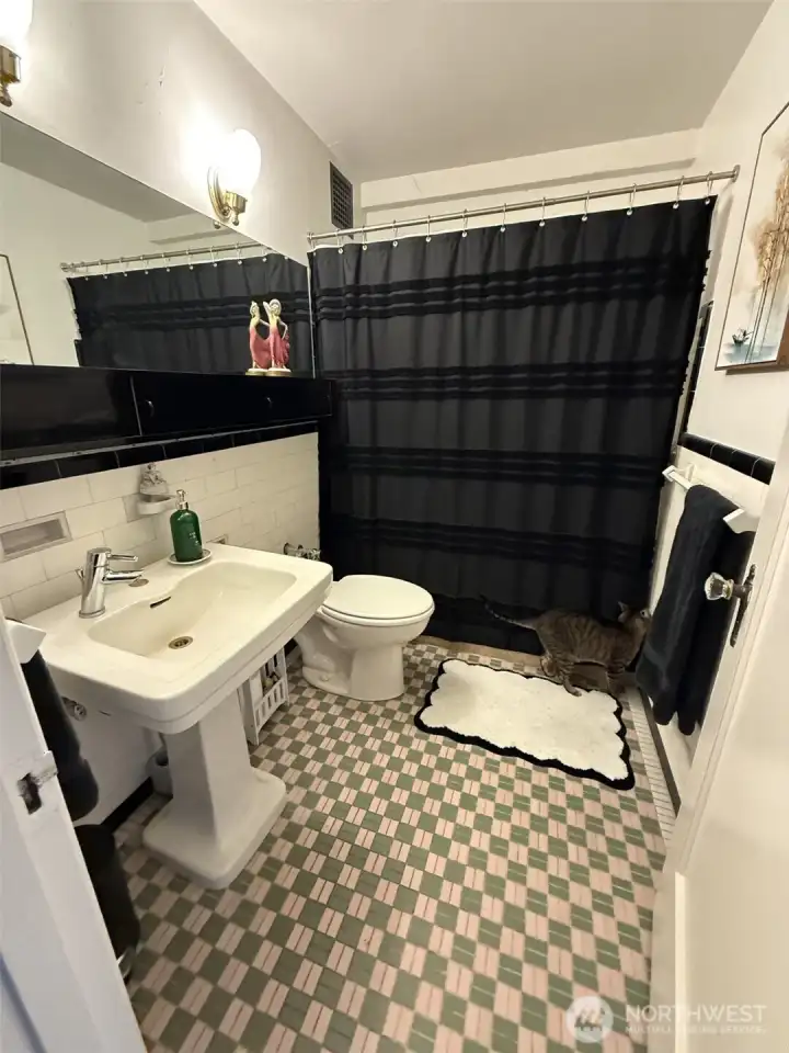 Large vintage tiled bathroom.