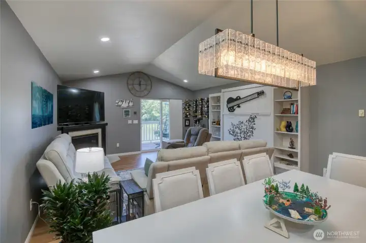 Open floor plan perfect for large groups Open floor plan perfect for large groups