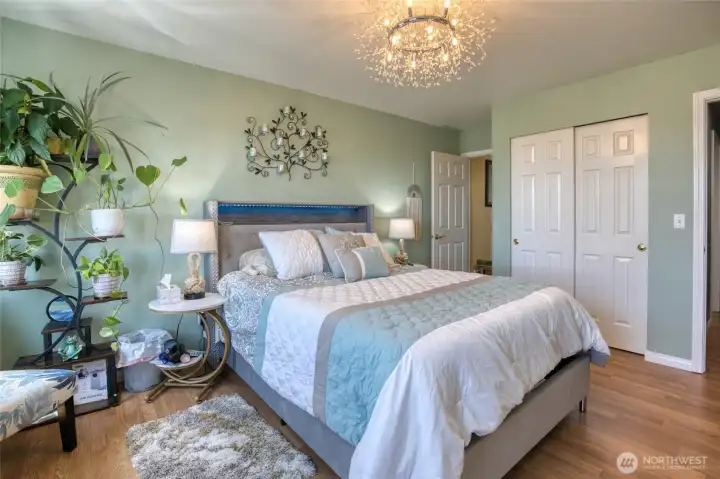 4 Queen size beds in this house- ready for nightly rentals 4 Queen size beds in this house- ready for nightly rentals