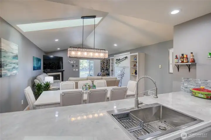 Great kitchen for entertaining - open concept Great kitchen for entertaining - open concept