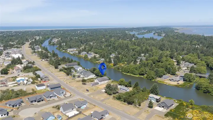 Zoned for nightly rentals, located close to the Damon Point Beach Zoned for nightly rentals, located close to the Damon Point Beach