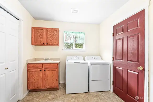 Large utility room off kitchen w/huge walk in closet