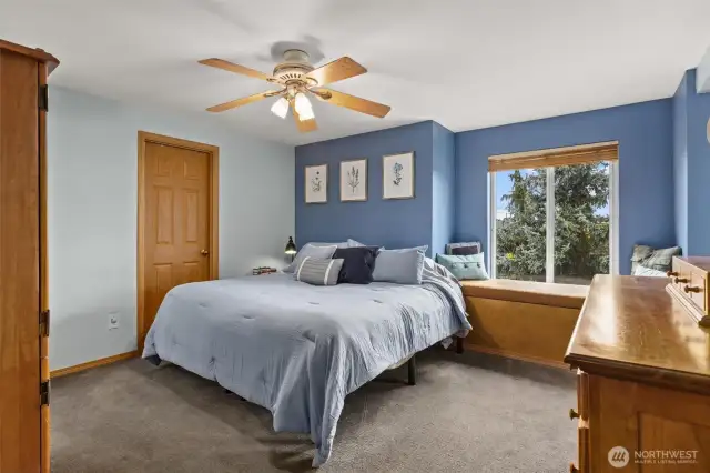 Primary bedroom w/ walk-in closet & ensuite