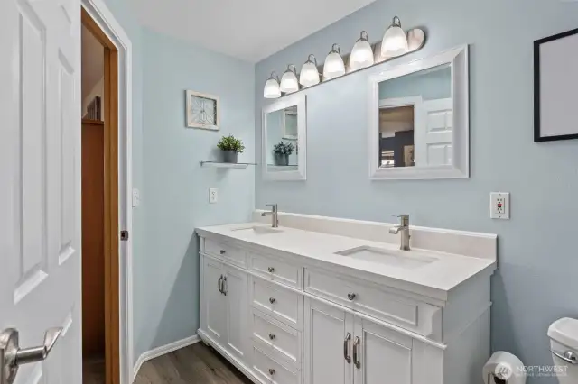 Primary bath w/double vanity