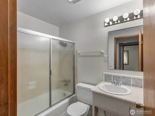 Main bath (upstairs)
