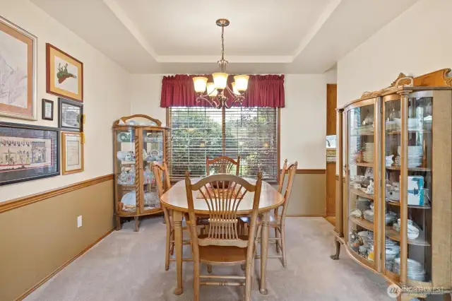 Dining room with tray ceiling