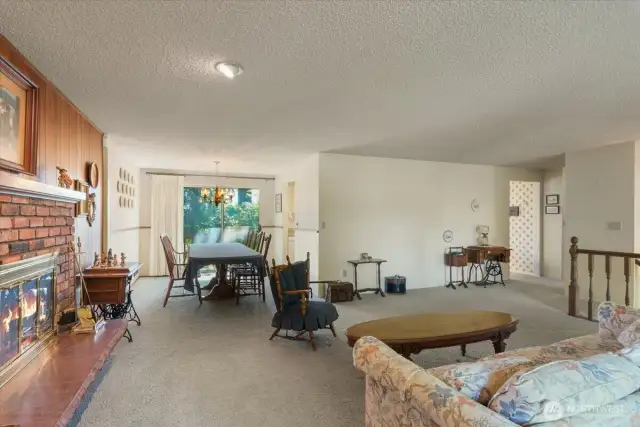 Living space to dining room