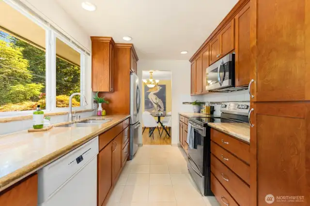 Easy access kitchen, plenty of storage and counter space - all appliances stay