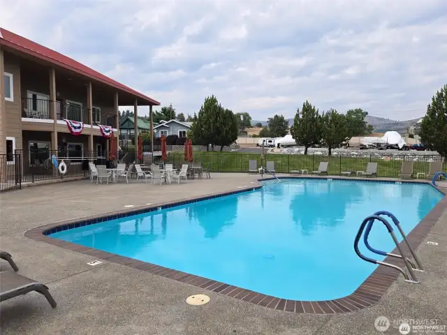 Enjoy the sparkling pool,