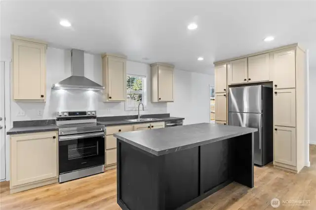 Large kitchen with Chef's Island and two-toned cabintry