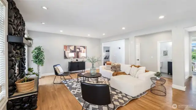 Large, modern, and elegant pillars in the living room add a touch of sophistication. The space is generous, allowing room for tables, couches, and extra decorative elements. Additionally, the fireplace features built-in shelving perfect for displaying plants, baskets, and other accents