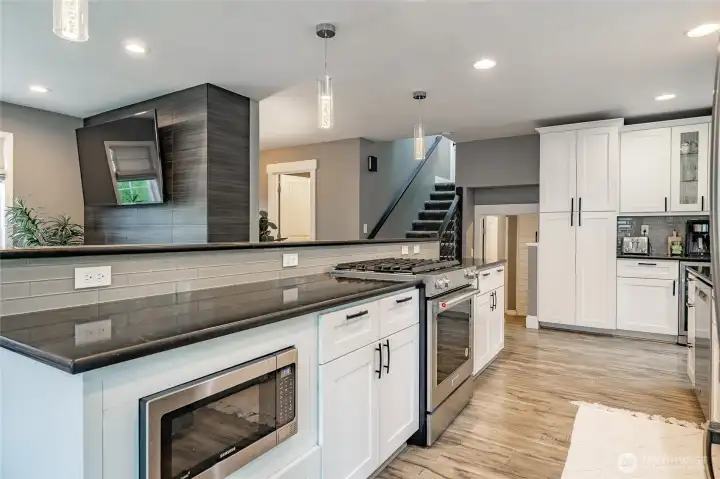 Large island w/eating bar, brand new gas oven, built in microwave