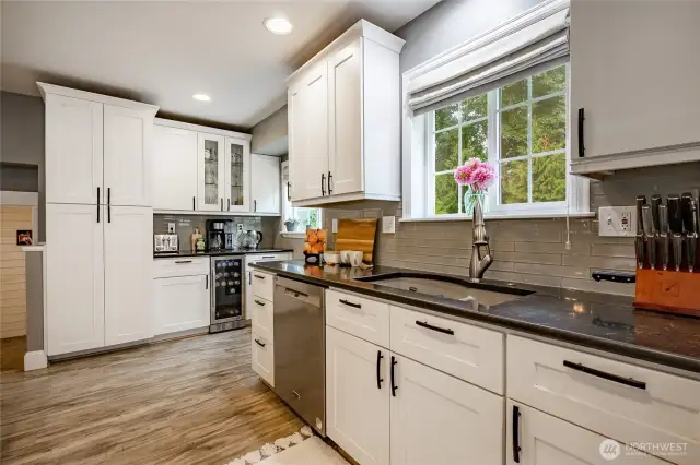 Gorgeous gourmet kitchen updated w/all the extras! Quartz counters, extra deep sink, full height tile backsplash