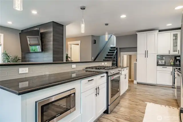Large island w/eating bar, brand new gas oven, built in microwave