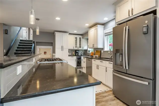 Love the raised bar for seating, keeps the kitchen just a little private from living room