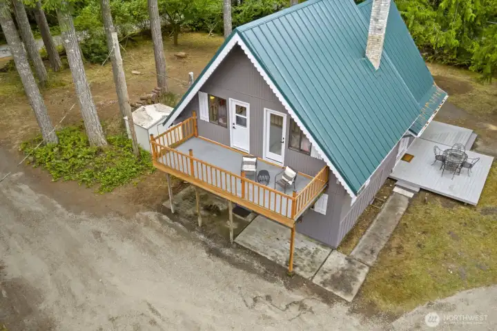 Expansive circle drive with dual entrances, offering plentiful parking for RVs, boats, and equipment.