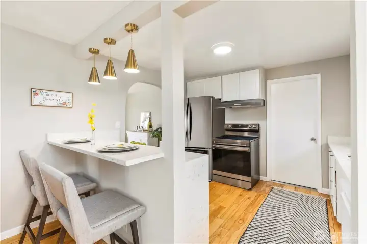 Breakfast Bar and Kitchen