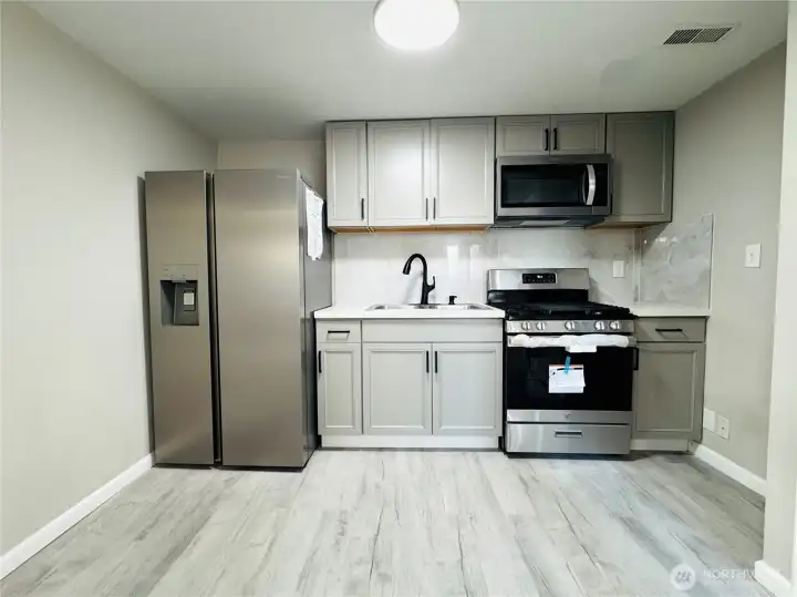 Brand NEW Kitchen with all NEW Stainless Steel Appliances