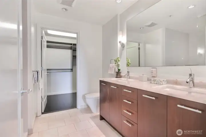 Luxurious En-suite Bathroom with Room for Two