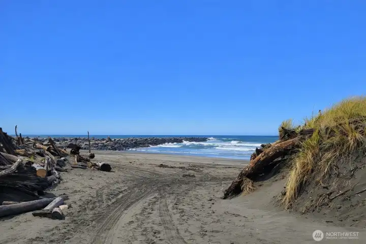 The open ocean of Ocean Shores lies just minutes away, easy access via Beach Access Road!