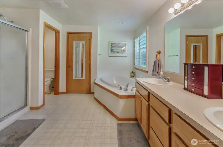 5 piece ensuite with linen closet