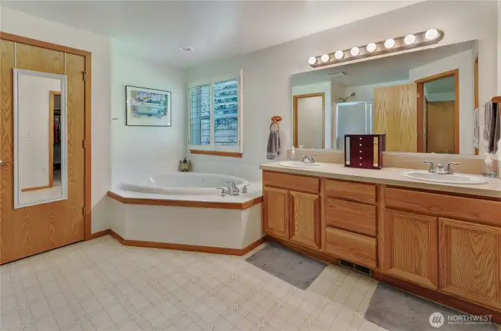 Great soaking tub! And more plantation shutters