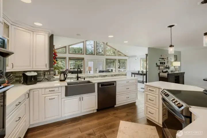 Kitchen - all newer appliances