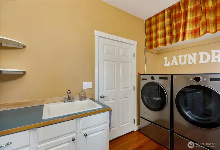 Almost new washer/dryer from 2025