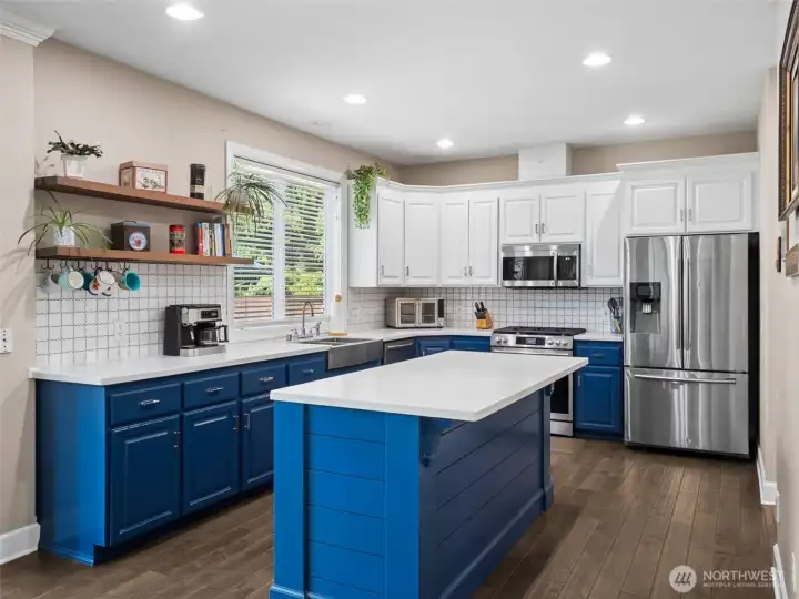 Beautiful Eat-in Kitchen with an Island