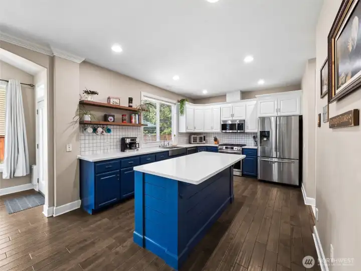 Beautiful Eat-in Kitchen with an Island