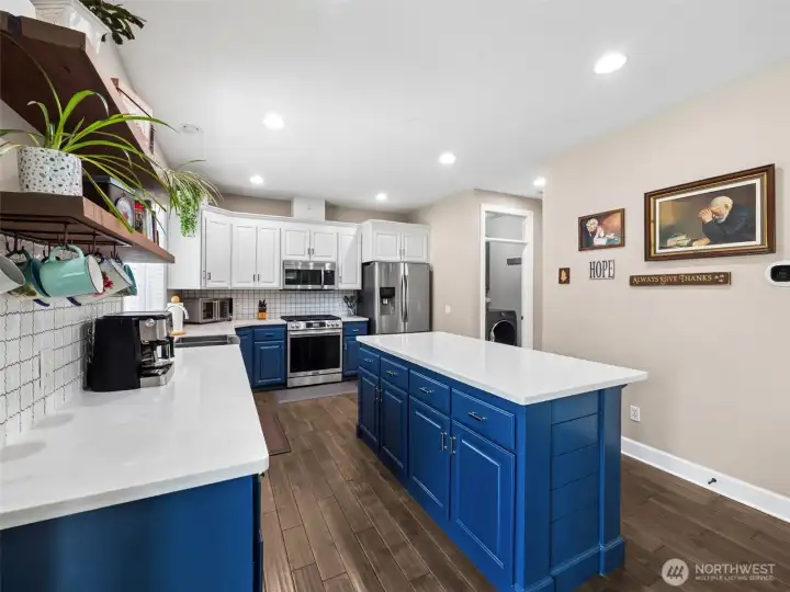 Beautiful Eat-in Kitchen with an Island