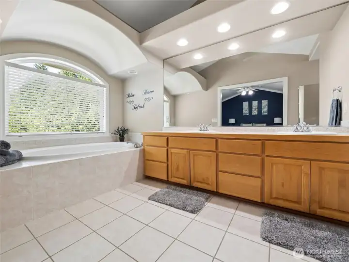 Primary 5-piece en-suite bathroom with soaking tub and plenty of natural light