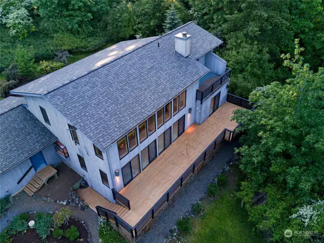 Spacious entertaining deck