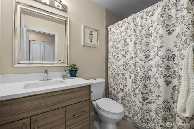 Upper level full bath.