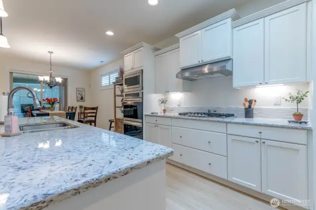 Kitchen features Granite Counters with Natural Gas Cooktop and double ovens