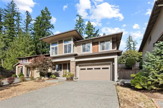 2013 Conner Homes build in a convenient sun-filled cul-de-sac near to I-90