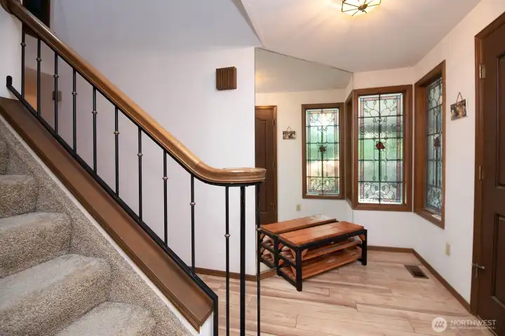 entryway with stairs t 2nd floor