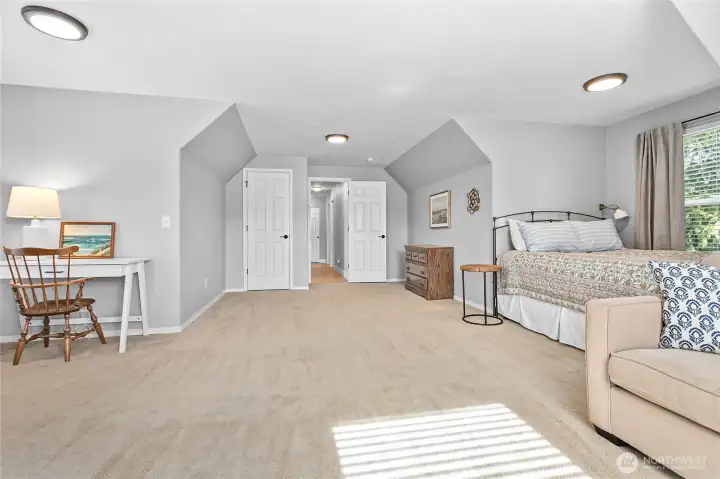 Enormous bonus room, 5th bedroom, craft room or ?