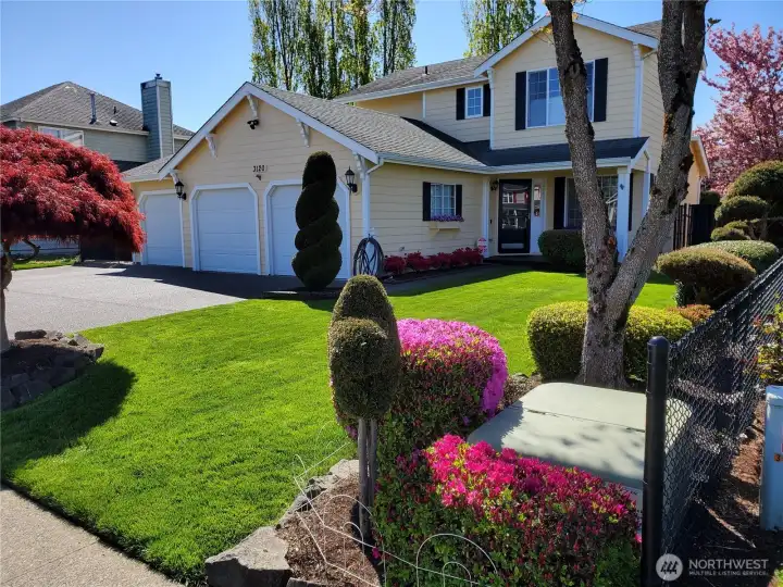 Located on low traffic cul-de-sac with plenty of additional off street parking!