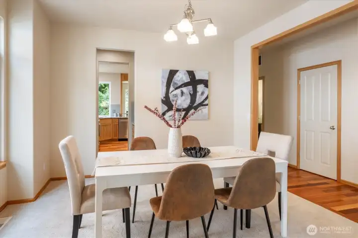 Easy pass through from dining to kitchen Easy pass through from dining to kitchen