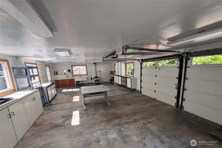 Very large detached shop / second garage