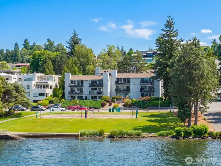 Discover tranquil living at Sunset Pointe, a boutique community situated on the shores of Lake Washington. Take in breathtaking vistas of the water and the Seattle skyline, all while staying just moments away from urban conveniences. This update home provides an ideal blend of sophisticated comfort, peacefulness, and accessibility to all that Kirkland has to offer